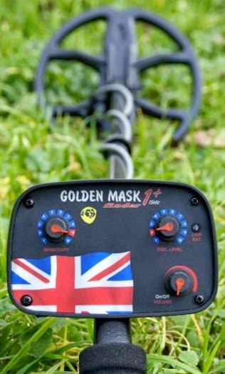 Металлоискатель Golden Mask 1+ UK (15 кГц) на зеленом лугу.