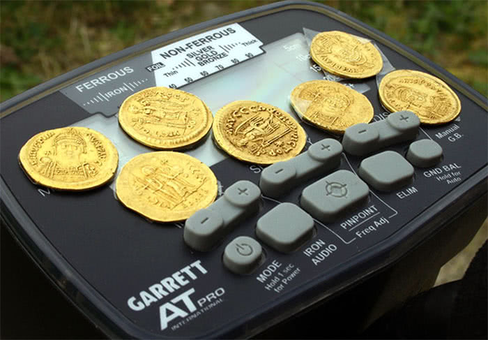 Клад золотых монет найденный на поле с помощью металлоискателя Garrett AT PRO