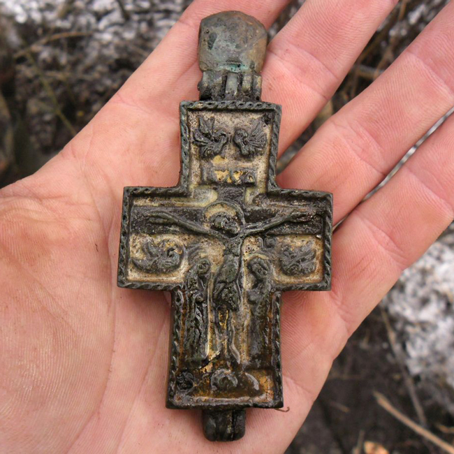 Энколпион - небольшой ковчежец прямоугольной, округлой или крестообразной формы с изображением Иисуса Христа или святых.