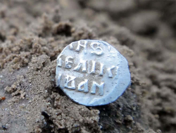 Клад монет чешуек