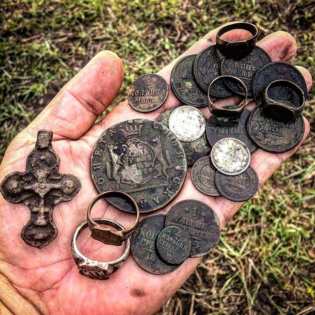 Старинные монеты на руки. Найдены на поле с помощью металлоискателя
