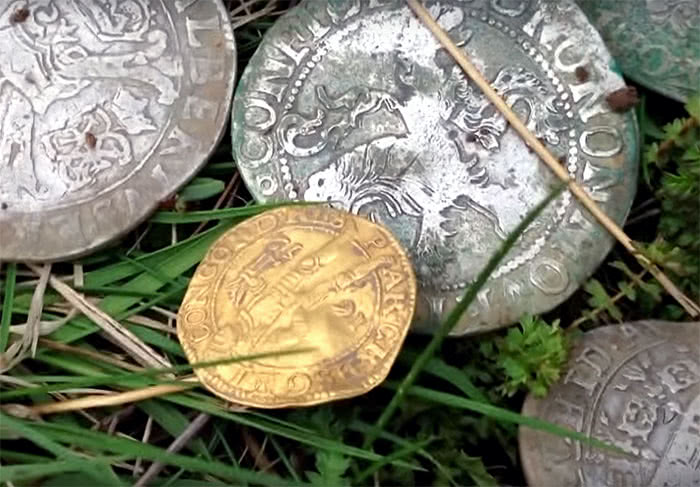 Находка серебряных и золотых средневековых монет с помощью металлоискателя Minelab Equinox 800