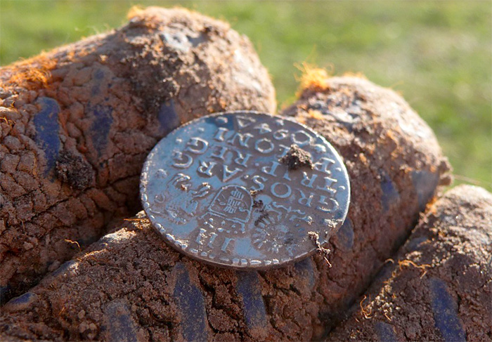 Находка мелкой серебряной монеты сделанной во время отдыха на поле, металлоискателем XP ORX
