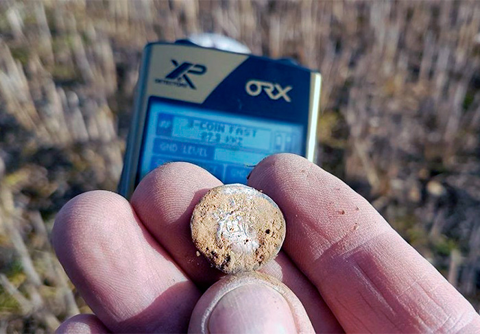 Находка средневековой серебряной монеты найденной с помощью металлоискателя XP ORX